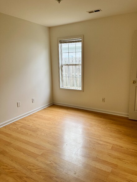 Building Photo - 226 Dobbs St