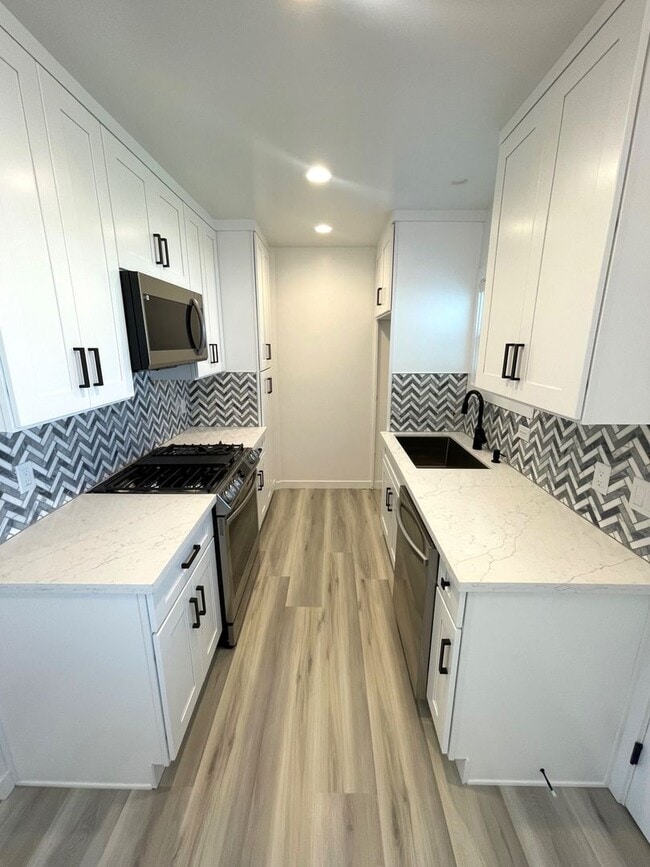 Building Photo - Beautiful, Tree-Lined Street in Residential Neighborhood. Remodeled, with AC, Personal Washer/Dryer