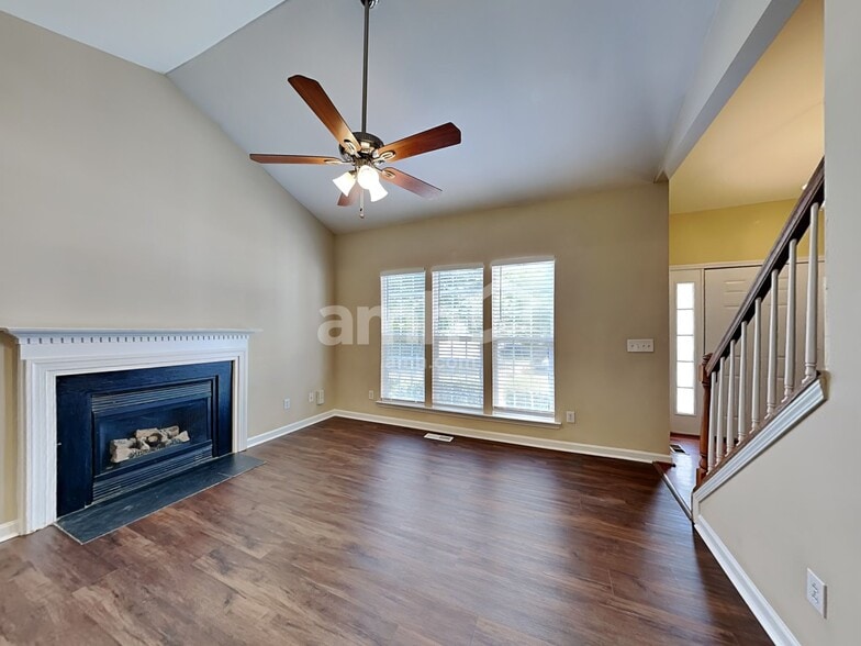 Building Photo - 616 Hanska Way