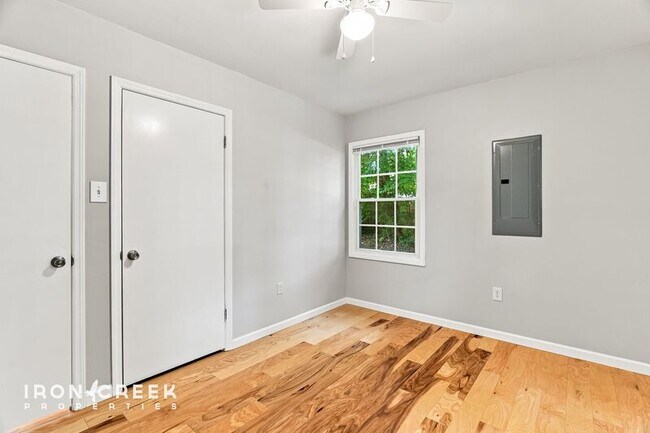 Building Photo - 16 King Arthur Pl