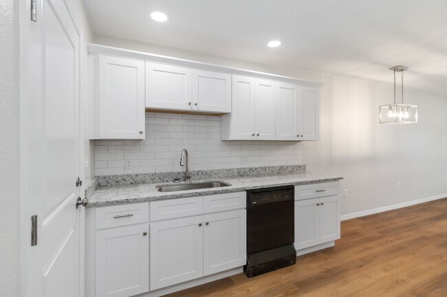 Building Photo - MOVE IN SPECIAL-Beautiful Newly Renovated 2/1 Duplex in St. Cloud Close To Lakefront