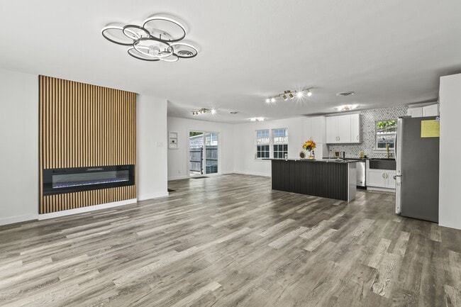 Building Photo - 3423 W Clarendon Dr