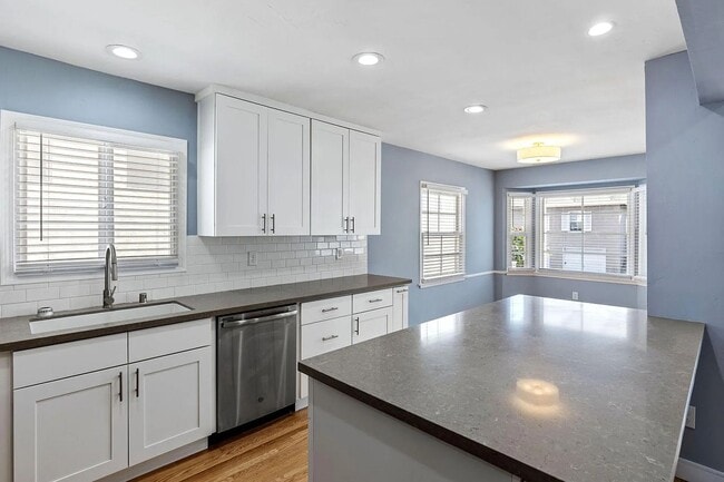 Building Photo - Charming 3BD/2BA Hermosa Beach Bungalow