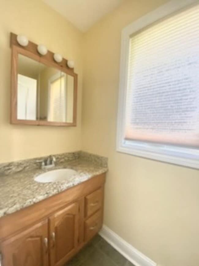 Building Photo - 5 bed / 3.5 bath Ranch House