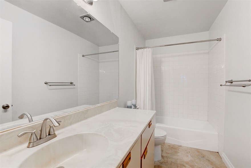 Building Photo - 8338 Regents Rd