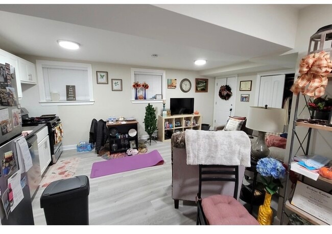 Building Photo - 732 W Roscoe St