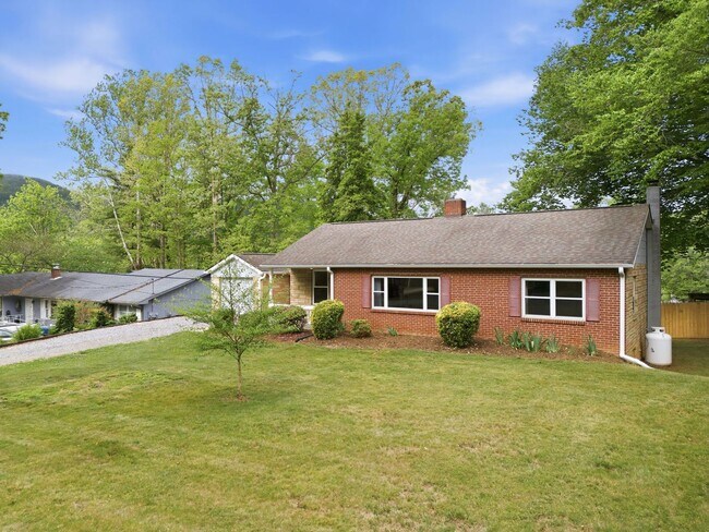 Building Photo - Charming home in Swannanoa, NC
