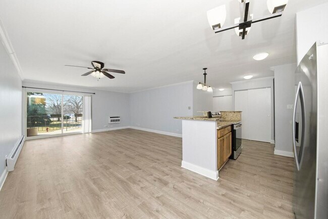 Building Photo - 16 E Old Willow Rd