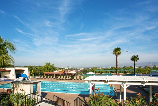 Building Photo - Updated Upper Level One Bedroom Condo in Laguna Woods!