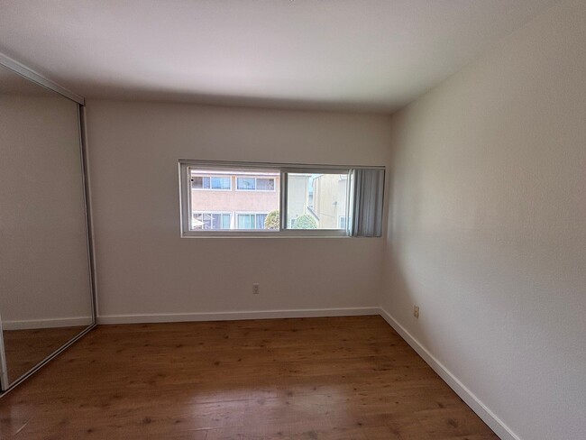 Building Photo - Spacious 2 Bedroom, 1.5 Bath Two-Story Townhome in Clairemont