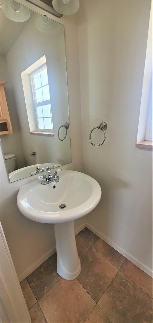 Building Photo - 2 Bedroom 1.5 Bathroom & 1 Car Garage For ...