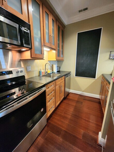 Building Photo - 8 Andrew Pl