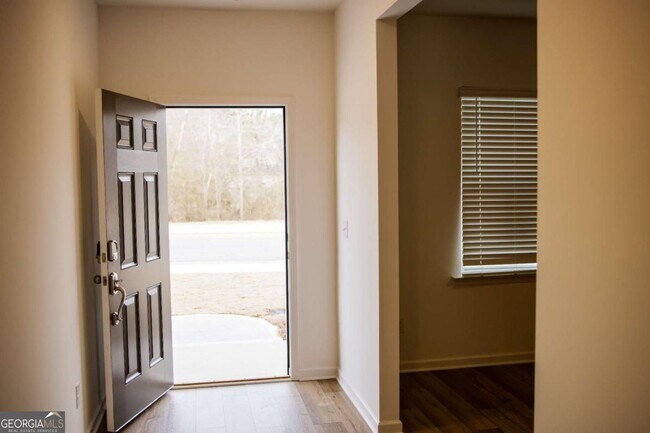 Primary Photo - 484 Red Dragon Dr