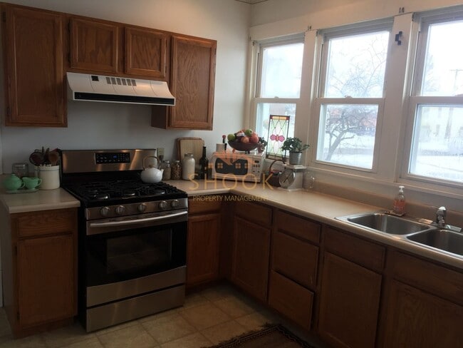 Building Photo - LARGE DOWNTOWN HOME LESS THAN 2 MILES FROM...