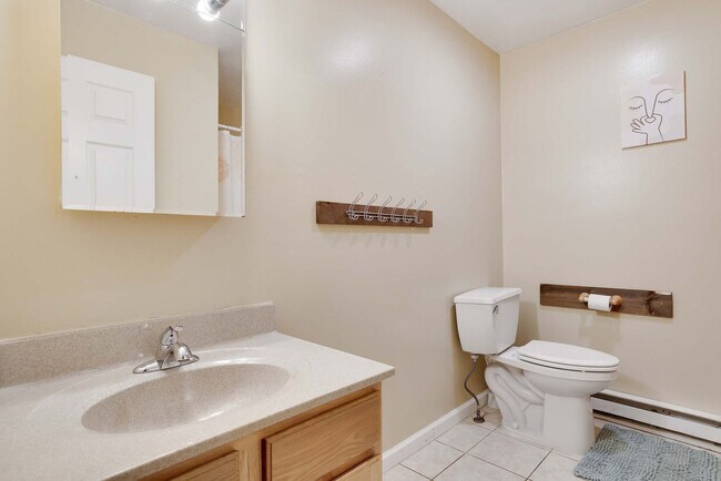 Building Photo - 255 Hillary Dr W