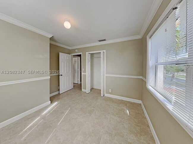 Building Photo - 913 Cochran Dr