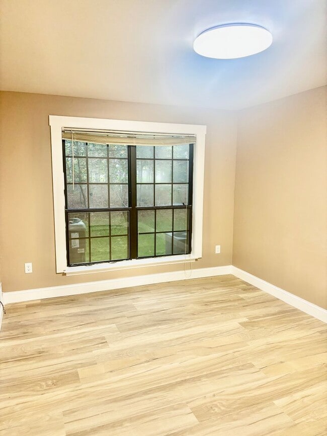 Building Photo - 2 Bedroom, 1 Bathroom Newly Renovated Cond...