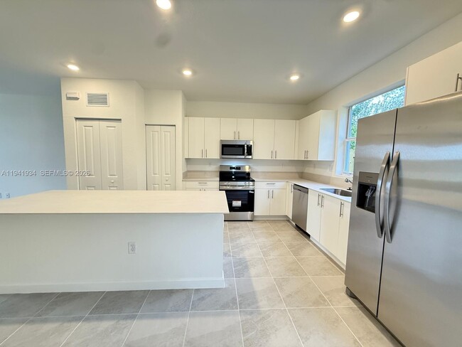 Building Photo - 234 SE 10th St