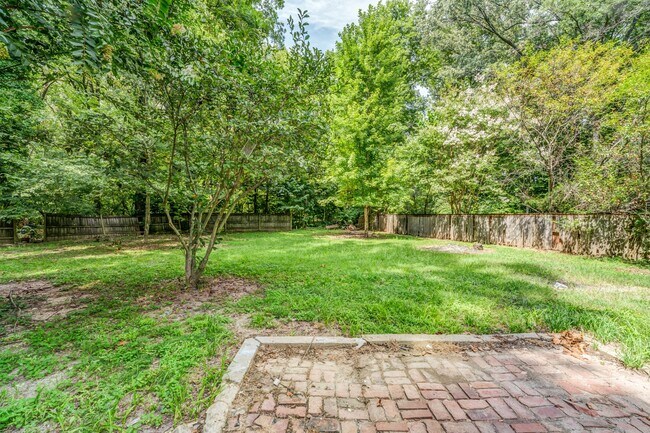 Building Photo - 4036 N Lake Forest Dr