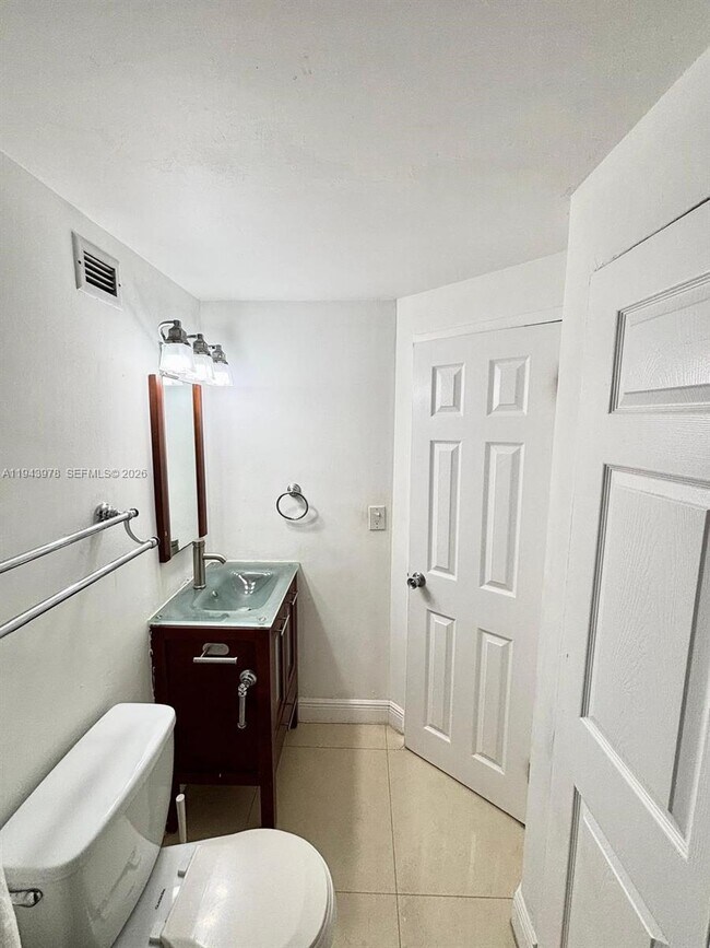 Building Photo - 801 Brickell Bay Dr