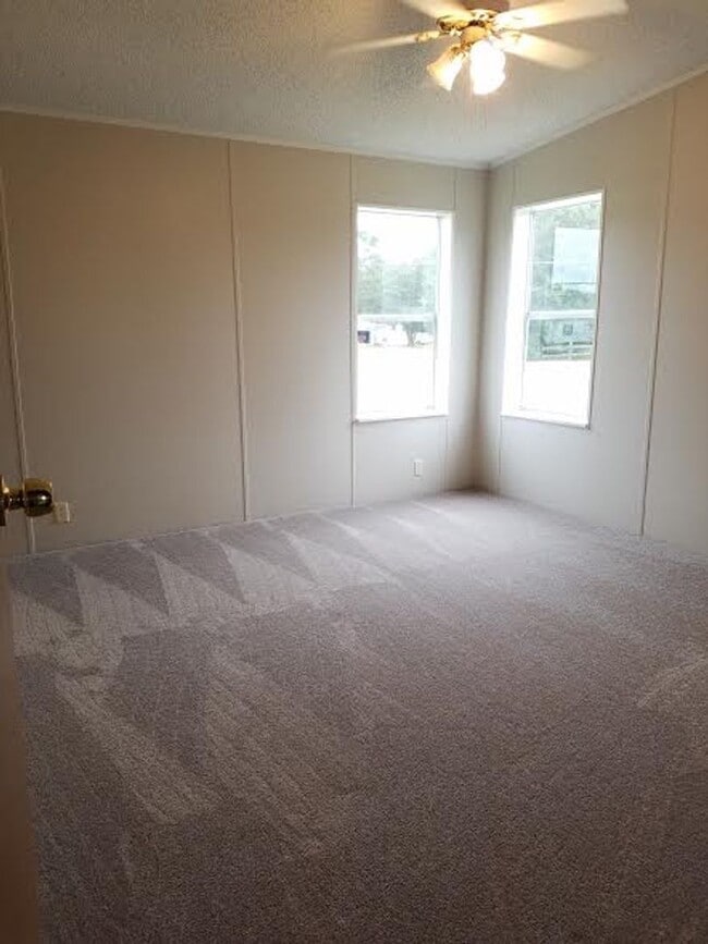 Building Photo - BIG 1,800 sq ft 3 Bedroom, 2 bath + office / den (could be a 4th bedroom)