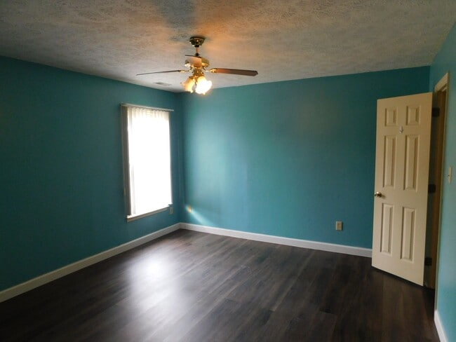 Building Photo - Located in the Heart of Havelock!
