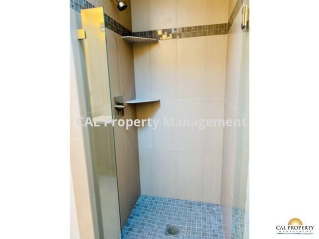 Building Photo - Stunning 2 Bed/2 Bath Condo Located in Mon...