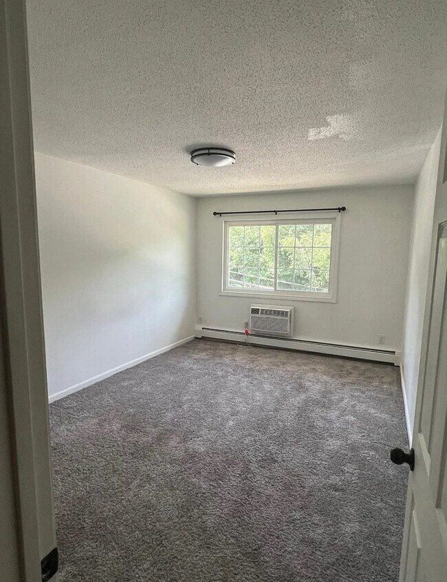 Building Photo - 379 Huse Rd