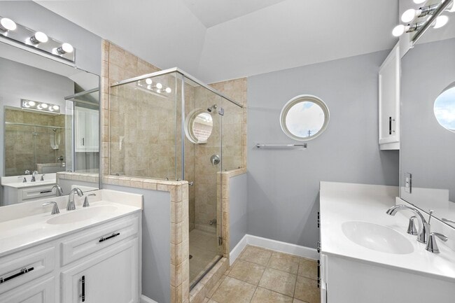 Building Photo - 5951 S Loop E