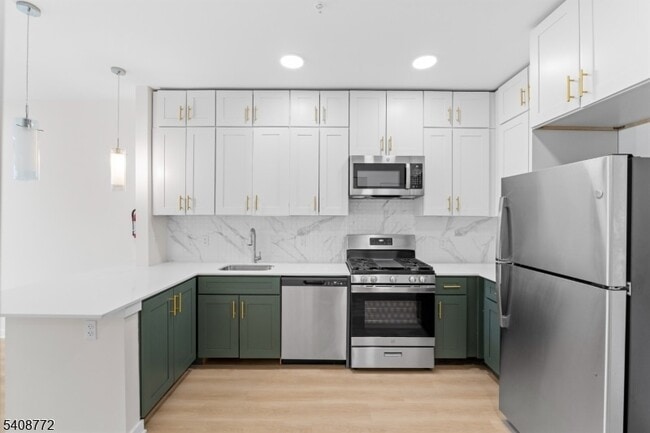 Building Photo - 321 E 3rd St