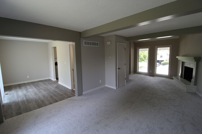 Building Photo - Updated 2 BEDROOM 1.5 BATH DUPLEX