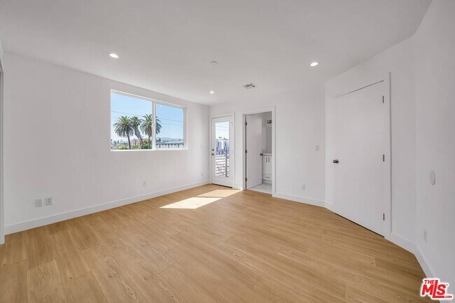 Building Photo - 227 S Park View St