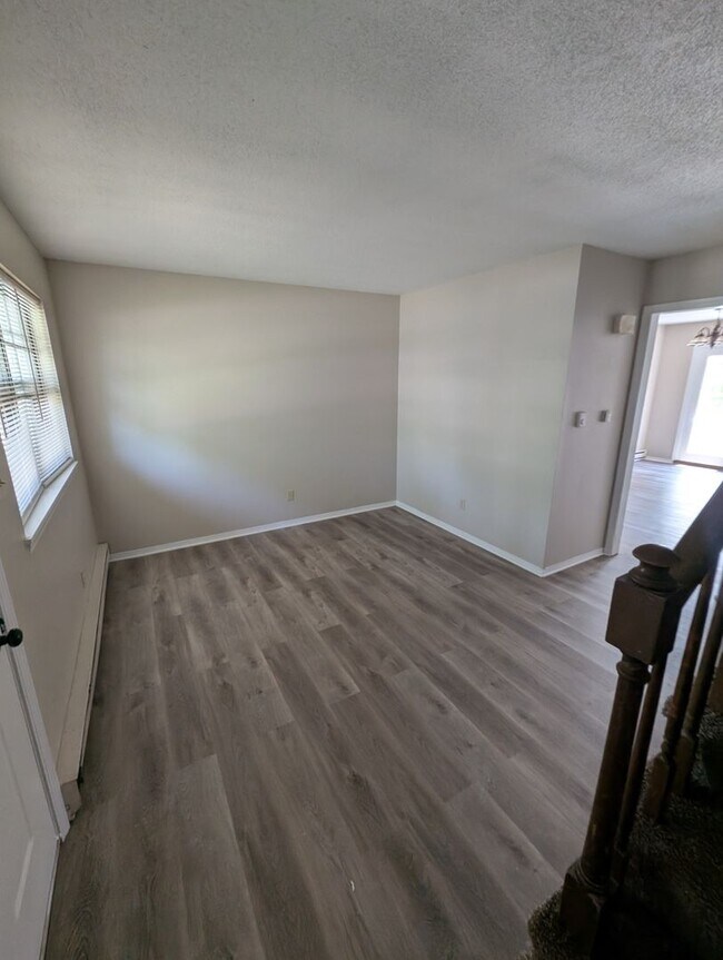 Building Photo - 2 Bedroom/1.5 Bathroom Townhouse in South ...