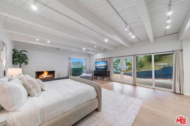 Building Photo - 9305 Beverlycrest Dr