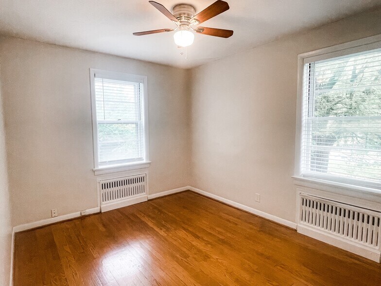 Ceiling fans - 8150 Whitburn Dr