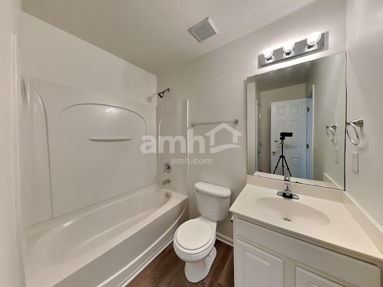 Building Photo - 2314 Lexington Ave