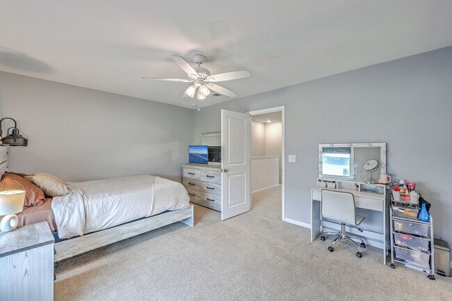 Building Photo - Spacious End-Unit Townhome with Modern Com...