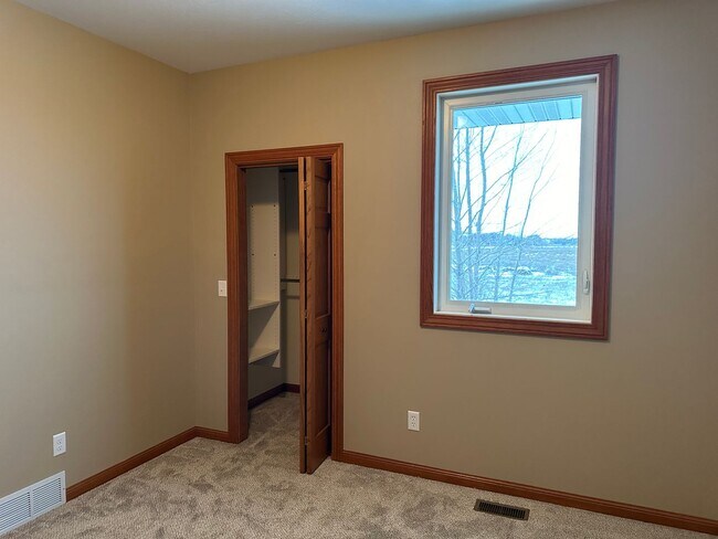Building Photo - 4 Bedroom Townhome