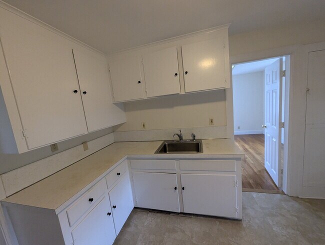 Building Photo - Charming 1st Floor Apartment in Convenient...