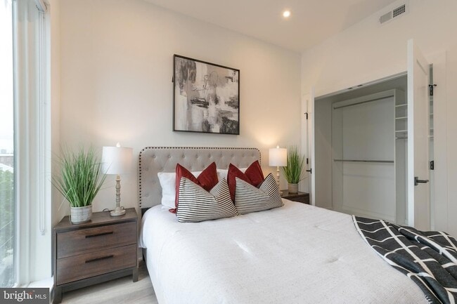 Building Photo - 1421-23-1423 E Columbia Ave