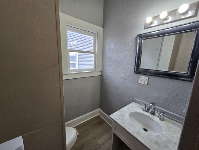 Building Photo - 714 W 1st St