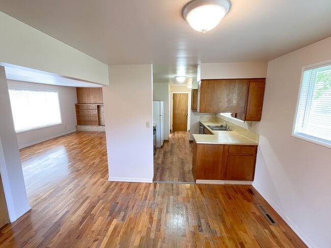 Building Photo - 3 Bedroom, 2 Bath Moyina Heights Home