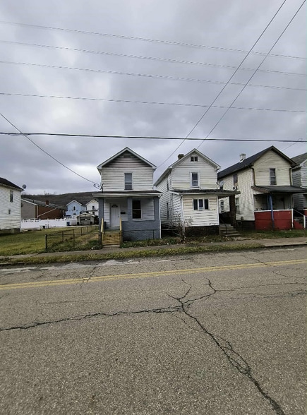 Building Photo - 2231 Charles St