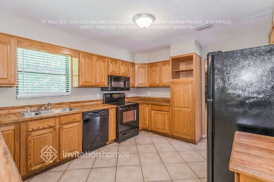 Building Photo - 8323 Country Creek Blvd