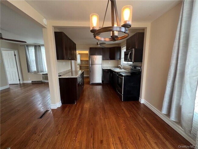 Building Photo - 3180 Lincoln Dr