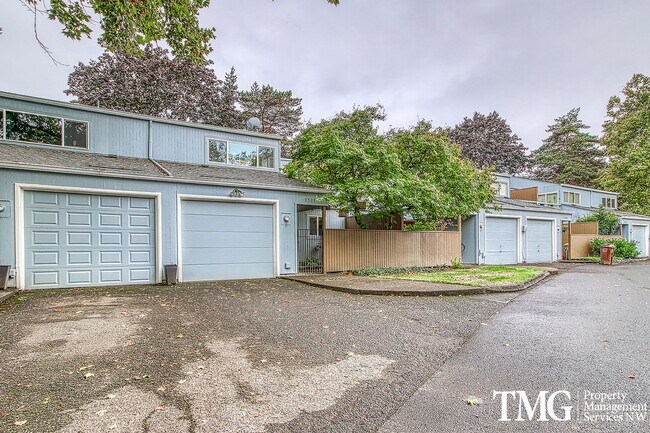 Building Photo - Inviting Townhome with Garage and Communit...