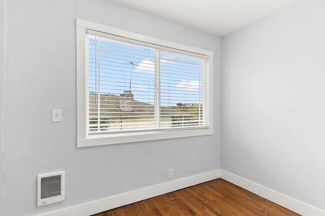Building Photo - Spacious 4-Bed Oakland Apartment: Modern U...
