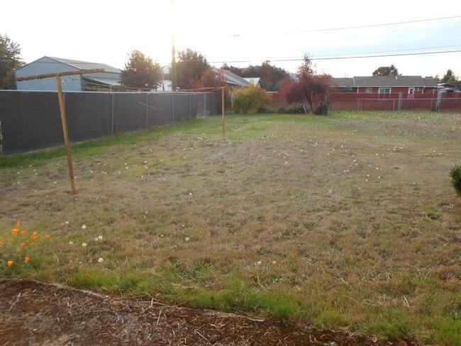 Building Photo - 2860 Willow Dr
