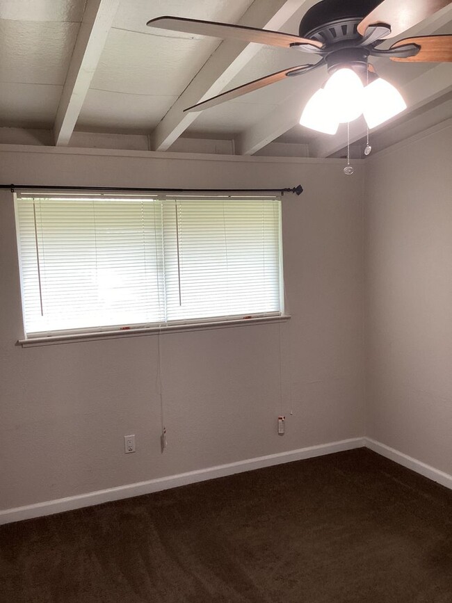 Building Photo - 3 Bedroom 1 Bath Single Family in West Sac...