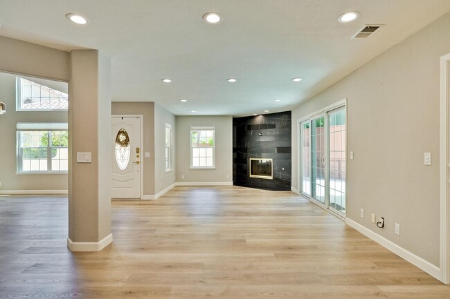 Building Photo - Beautiful and spacious 3 bedroom 2.5 bath ...